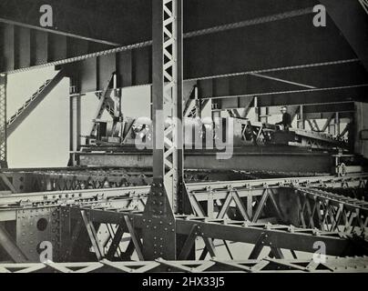 Die Golden Gate Bridge während der Bauphase die Golden Gate Bridge während der Bauphase 11 Brückenbauer starben während der Bauphase. Von der Golden Gate Bridge; Bericht des Chefingenieurs an den Verwaltungsrat der Golden Gate Bridge und des Highway District, Kalifornien, September, 1937 Stockfoto