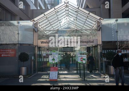 London, Großbritannien. 8.. März 2022. St. Thomas' Hospital in London. Die positiven Covid-19-Fälle in Großbritannien stiegen im Vergleich zur letzten Woche um 22.900. Die Zahl der Covid-Patienten im Krankenhaus ist gegenüber der letzten Woche um 471 und die Zahl der Todesfälle von 212 um 18 höher als letzte Woche. Quelle: Maureen McLean/Alamy Live News Stockfoto