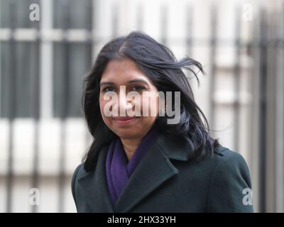 London, Großbritannien, 8.. März 2022. Die Generalanwältin Suella Braverman verließ das Gebäude nach der wöchentlichen Kabinettssitzung in der Downing Street Nr. 10 Stockfoto