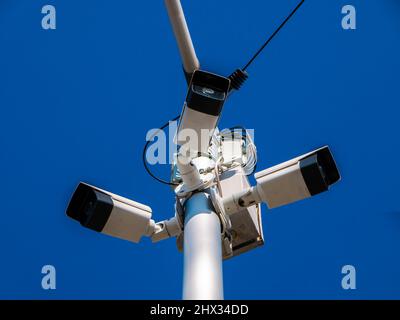 Ansicht einer modernen CCTV-Überwachungskamera, die an einem Metallmast befestigt ist. Stockfoto