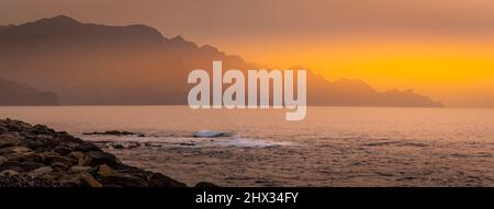 Blick auf Puerto de las Nieves und die dramatische Küste bei Sonnenuntergang, Agaete, Las Palmas, Gran Canaria, Kanarische Inseln, Spanien, Europa Stockfoto