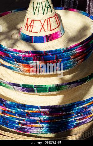 Nahaufnahme von mehrfarbigen mexikanischen Sombreros zum Verkauf am Marktstand Stockfoto