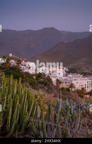 Blick auf Agaete Stadt und bergige Kulisse in der Abenddämmerung, Agaete, Las Palmas, Gran Canaria, Kanarische Inseln, Spanien, Europa Stockfoto