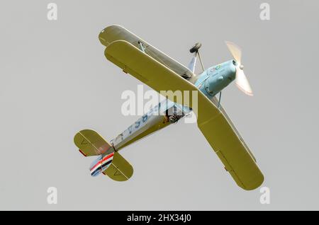 CASA 1,131E Jungmann G-BSAJ auf einer Airshow. Im Besitz von Pete Kynsey. Invertiert am oberen Rand einer Schleife. Spanisch Bücker Bücker, 131 Jungmann Stockfoto