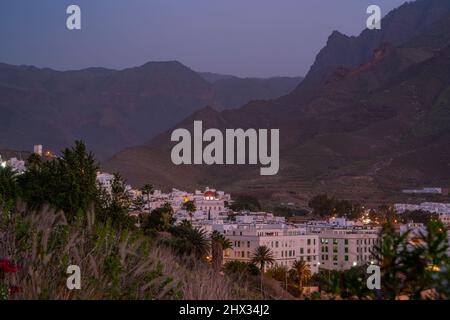 Blick auf Agaete Stadt und bergige Kulisse in der Abenddämmerung, Agaete, Las Palmas, Gran Canaria, Kanarische Inseln, Spanien, Europa Stockfoto