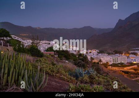 Blick auf Agaete Stadt und bergige Kulisse in der Abenddämmerung, Agaete, Las Palmas, Gran Canaria, Kanarische Inseln, Spanien, Europa Stockfoto