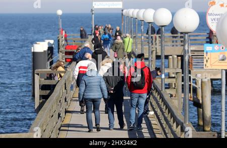 09. März 2022, Mecklenburg-Vorpommern, Kühlungsborn: Wanderer auf der Seebrücke genießen das sonnige Wetter. Foto: Bernd Wüstneck/dpa-Zentralbild/ZB Stockfoto