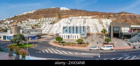 Blick auf Einkaufszentrum und Mogan Mall im Stadtzentrum, Puerto Rico, Gran Canaria, Kanarische Inseln, Spanien, Europa Stockfoto