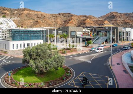 Blick auf die Mogan Mall im Stadtzentrum, Puerto Rico, Gran Canaria, Kanarische Inseln, Spanien, Europa Stockfoto