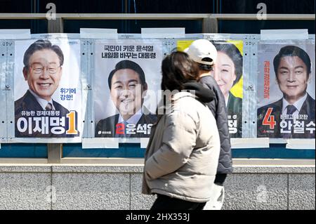 Am Mittwoch, dem 9. März, kommen die Menschen an Plakaten vorbei, auf denen die Kandidaten für die Präsidentschaftswahl Südkoreas in Seoul, Südkorea, abgebildet sind. Lee Jae-myung (Nr. 1) der Demokratischen Partei und Yoon Suk-yeol (Nr. 2) der Volksmacht-Partei sind die beiden Hauptkandidaten. Foto von Thomas Maresca/UPI Stockfoto