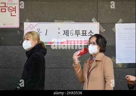 Die Wähler warten darauf, am Mittwoch, den 9. März 2022, ihre Stimmzettel bei den Präsidentschaftswahlen in Südkorea in einem Wahllokal im Stadtteil Mok-dong in Seoul, Südkorea, abzugeben. Die beiden Hauptkandidaten sind Lee Jae-myung von der Demokratischen Partei und Yoon Suk-yeol von der Volkspartei. Foto von Thomas Maresca/UPI Stockfoto