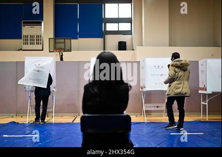 Ein Wahlbeamter überwacht während der Präsidentschaftswahlen am Mittwoch, dem 9. März 2022, ein Wahllokal im Stadtteil Mok-dong in Seoul, Südkorea. Die beiden Hauptkandidaten sind Lee Jae-myung von der Demokratischen Partei und Yoon Suk-yeol von der Volkspartei. Foto von Thomas Maresca/UPI Stockfoto