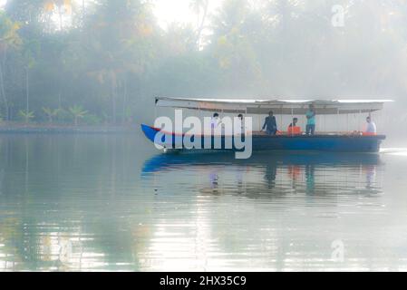 Ein traditionelles Reisboot oder Kettuvallam, Kerala Backwaters, Indien