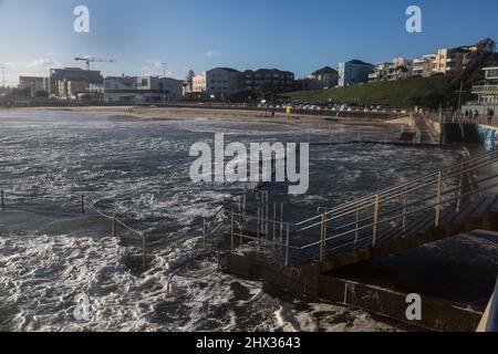 Sydney, Australien, Mittwoch, 9.. März 2022. Stürme und Überschwemmungen lassen endlich nach, und die Sonne scheint am North Bondi Beach, Bondi, Sydney. Aufgrund von exremeten Wetterbedingungen und Überschwemmungen ist mit einer Verschmutzung durch Regenwasser zu rechnen und Schwimmen sollte vermieden werden. Credit Paul Lovelace/Alamy Live News Stockfoto