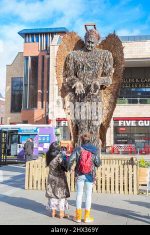 Worcester, Großbritannien. März 2022. Wetter in Großbritannien: Es ist ein sonniger, heller Tag mit einigen starken stürmischen Winden in Worcester. Die Winde haben wenig Einfluss auf die Statue des Knife Angel gegenüber der Kathedrale im Stadtzentrum von Worcester. Die 27 Fuß hohe Statue besteht aus über 100.000 konfiszierten Messern, ist eine solide und schwere Skulptur und ist seit 2018 auf einer landesweiten Tour. Ihre Gründung soll dazu beitragen, das Bewusstsein für die Vorfälle der traurigen immer größer werdenden Messerkriminalität im Vereinigten Königreich zu schärfen/zu reduzieren. Credit Lee Hudson/Alamy Live News Stockfoto