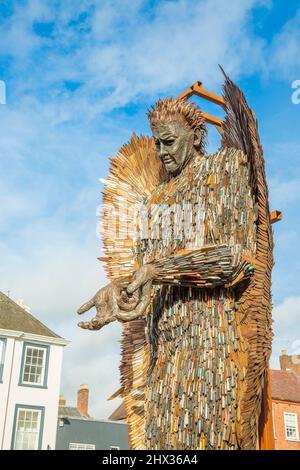 Worcester, Großbritannien. März 2022. Wetter in Großbritannien: Es ist ein sonniger, heller Tag mit einigen starken stürmischen Winden in Worcester. Die Winde haben wenig Einfluss auf die Statue des Knife Angel gegenüber der Kathedrale im Stadtzentrum von Worcester. Die 27 Fuß hohe Statue besteht aus über 100.000 konfiszierten Messern, ist eine solide und schwere Skulptur und ist seit 2018 auf einer landesweiten Tour. Sie soll dazu beitragen, das Bewusstsein für die immer größer werdenden Vorfälle von Messerkriminalität in Großbritannien zu schärfen/zu reduzieren. Credit Lee Hudson/Alamy Live News Stockfoto