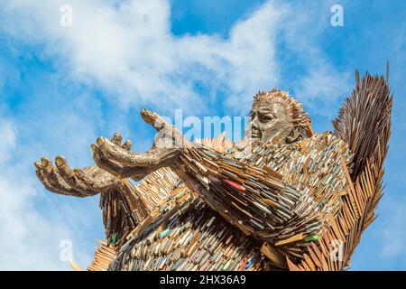 Worcester, Großbritannien. März 2022. Wetter in Großbritannien: Es ist ein sonniger, heller Tag mit einigen starken stürmischen Winden in Worcester. Die Winde haben wenig Einfluss auf die Statue des Knife Angel gegenüber der Kathedrale im Stadtzentrum von Worcester. Diese 27 Fuß hohe Statue besteht aus über 100.000 konfiszierten Messern und Klingen, ist eine solide und schwere Skulptur und ist seit 2018 auf einer landesweiten Tour. Sie soll dazu beitragen, das Bewusstsein für die immer größer werdenden Messerkriminalität in Großbritannien zu schärfen/zu reduzieren. Credit Lee Hudson/Alamy Live News Stockfoto