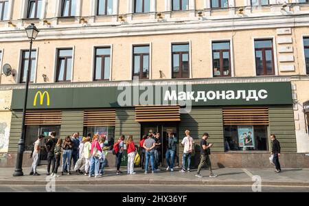 Moskau, Russland - 27. August 2021. Menschen, die vor einem McDonald’s-Restaurant in Moskau, Russland, Schlange stehen. Stockfoto