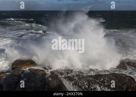 Sydney, Australien, Mittwoch, 9.. März 2022 große Wellen treffen auf die Felsen am Ben Buckler Point, North Bondi, als die Stürme und Überschwemmungen endlich lockern und die Sonne aufgeht. Credit Paul Lovelace/Alamy Live News Stockfoto