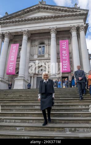 Die Herzogin von Cornwall bei einem Besuch des Prinzen von Wales in der Tate Britain in London, um eine Ausstellung von Archivfotos des Fotografen Nigel Henderson von Straßenfesten aus der Krönung von Königin Elizabeth II. Von 1953 zu sehen, die anlässlich des Platin-Jubiläums ausgestellt werden. Bilddatum: Mittwoch, 9. März 2022. Stockfoto
