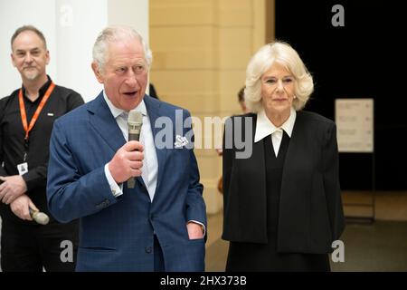 Der Prinz von Wales und die Herzogin von Cornwall bei einem Besuch in der Tate Britain in London, um eine Ausstellung von Archivfotos des Fotografen Nigel Henderson von Straßenfesten aus der Krönung von Königin Elizabeth II. Von 1953 zu sehen, während sie anlässlich des Platin-Jubiläums ausgestellt werden. Bilddatum: Mittwoch, 9. März 2022. Stockfoto
