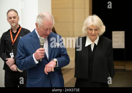 Der Prinz von Wales und die Herzogin von Cornwall bei einem Besuch in der Tate Britain in London, um eine Ausstellung von Archivfotos des Fotografen Nigel Henderson von Straßenfesten aus der Krönung von Königin Elizabeth II. Von 1953 zu sehen, während sie anlässlich des Platin-Jubiläums ausgestellt werden. Bilddatum: Mittwoch, 9. März 2022. Stockfoto