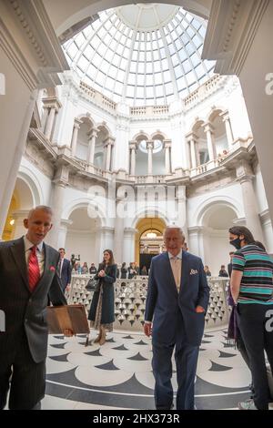 Der Prinz von Wales schaut (in der Mitte) während eines Besuchs der Herzogin von Cornwall in der Tate Britain in London, um eine Ausstellung von Archivfotos des Fotografen Nigel Henderson von Straßenfesten aus der Krönung von Königin Elizabeth II. Von 1953 zu sehen, während sie zur Feier der Platin-Feier ausgestellt werden Jubiläum. Bilddatum: Mittwoch, 9. März 2022. Stockfoto