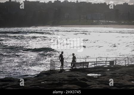 Sydney, Australien, Mittwoch, 9.. März 2022. Stürme und Überschwemmungen lassen endlich nach, und die Sonne scheint am North Bondi Beach, Bondi, Sydney. Aufgrund von exremeten Wetterbedingungen und Überschwemmungen ist mit einer Verschmutzung durch Regenwasser zu rechnen und Schwimmen sollte vermieden werden. Credit Paul Lovelace/Alamy Live News Stockfoto