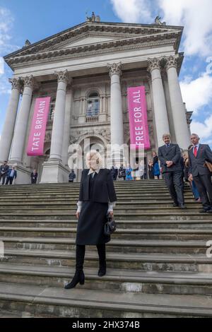 Die Herzogin von Cornwall bei einem Besuch des Prinzen von Wales in der Tate Britain in London, um eine Ausstellung von Archivfotos des Fotografen Nigel Henderson von Straßenfesten aus der Krönung von Königin Elizabeth II. Von 1953 zu sehen, die anlässlich des Platin-Jubiläums ausgestellt werden. Bilddatum: Mittwoch, 9. März 2022. Stockfoto