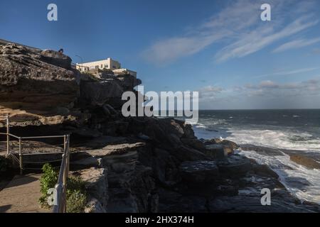 Sydney, Australien, Mittwoch, 9.. März 2022 große Wellen treffen auf die Felsen am Ben Buckler Point, North Bondi, als die Stürme und Überschwemmungen endlich lockern und die Sonne aufgeht. Credit Paul Lovelace/Alamy Live News Stockfoto