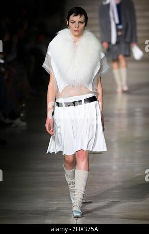 Paris, Frankreich. 08. März 2022. Model Fran Summers läuft auf der Modenschau Miu Miu während der Herbst/Winter 2022 Collections Fashion Show auf der Paris Fashion Week in Paris, Frankreich am 8. März 2022. (Foto von Jonas Gustavsson/Sipa USA) Quelle: SIPA USA/Alamy Live News Stockfoto