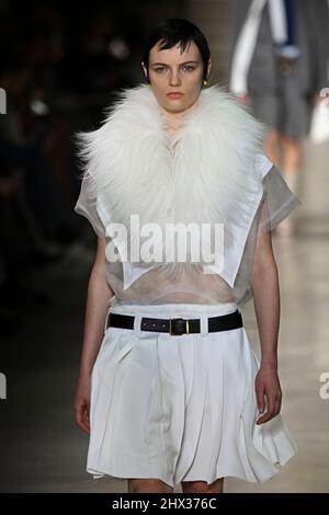 Paris, Frankreich. 08. März 2022. Model Fran Summers läuft auf der Modenschau Miu Miu während der Herbst/Winter 2022 Collections Fashion Show auf der Paris Fashion Week in Paris, Frankreich am 8. März 2022. (Foto von Jonas Gustavsson/Sipa USA) Quelle: SIPA USA/Alamy Live News Stockfoto