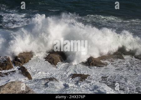 Sydney, Australien, Mittwoch, 9.. März 2022 große Wellen treffen auf die Felsen am Ben Buckler Point, North Bondi, als die Stürme und Überschwemmungen endlich lockern und die Sonne aufgeht. Credit Paul Lovelace/Alamy Live News Stockfoto