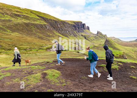 Bodenerosion und Touristen auf dem Quiraing Walk im Norden der Isle of Skye, Highland, Schottland, Großbritannien. Stockfoto