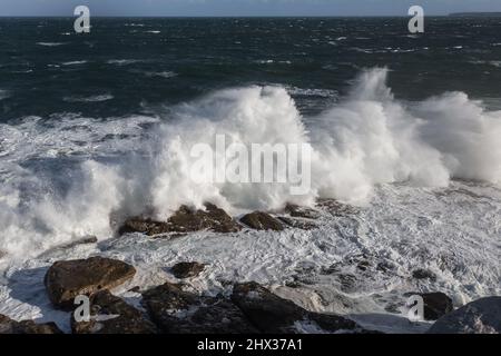 Sydney, Australien, Mittwoch, 9.. März 2022 große Wellen treffen auf die Felsen am Ben Buckler Point, North Bondi, als die Stürme und Überschwemmungen endlich lockern und die Sonne aufgeht. Credit Paul Lovelace/Alamy Live News Stockfoto