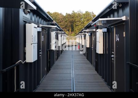 Leerer Außenkorridor am Versandcontainer-Hotel Stockfoto
