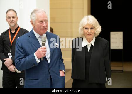 Der Prinz von Wales und die Herzogin von Cornwall bei einem Besuch in der Tate Britain in London, um eine Ausstellung von Archivfotos des Fotografen Nigel Henderson von Straßenfesten aus der Krönung von Königin Elizabeth II. Von 1953 zu sehen, während sie anlässlich des Platin-Jubiläums ausgestellt werden. Bilddatum: Mittwoch, 9. März 2022. Stockfoto