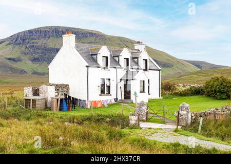 Ein weiß getünchtes Haus in der Nähe von Balmaqueen im Norden der Isle of Skye, Highland, Schottland, Großbritannien. Stockfoto