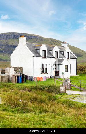 Ein weiß getünchtes Haus in der Nähe von Balmaqueen im Norden der Isle of Skye, Highland, Schottland, Großbritannien. Stockfoto