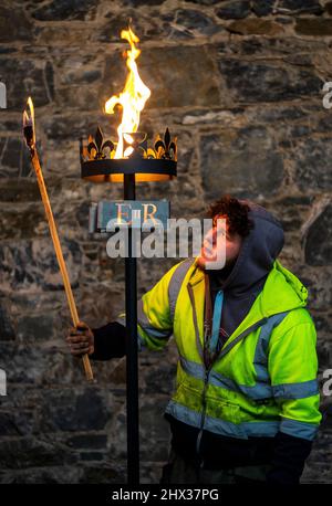 Lewis Wilde testet einen der gasbetriebenen Leuchtfeuer, die er gemacht hat und mit denen der Beginn des Platin-Jubiläums von Königin Elizabeth II. Im Juni auf der Fountain Designs-Werkstatt in Selkirk, an den Schottischen Grenzen, signalisiert werden soll. Inspiriert von den Kronjuwelen, die bei der Krönung 1953 verwendet wurden, werden die Leuchttürme zu den Tausenden gehören, die von Gemeinden, Wohltätigkeitsorganisationen und anderen Gruppen im ganzen Land und in den überseeischen Gebieten beim ersten Gemeinschaftsereignis des viertägigen Jubiläumswochenendes im Juni beleuchtet werden. Bilddatum: Mittwoch, 9. März 2022. Stockfoto