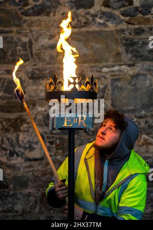 Lewis Wilde testet einen der gasbetriebenen Leuchtfeuer, die er gemacht hat und mit denen der Beginn des Platin-Jubiläums von Königin Elizabeth II. Im Juni auf der Fountain Designs-Werkstatt in Selkirk, an den Schottischen Grenzen, signalisiert werden soll. Inspiriert von den Kronjuwelen, die bei der Krönung 1953 verwendet wurden, werden die Leuchttürme zu den Tausenden gehören, die von Gemeinden, Wohltätigkeitsorganisationen und anderen Gruppen im ganzen Land und in den überseeischen Gebieten beim ersten Gemeinschaftsereignis des viertägigen Jubiläumswochenendes im Juni beleuchtet werden. Bilddatum: Mittwoch, 9. März 2022. Stockfoto