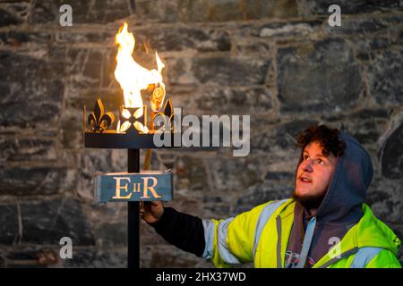 Lewis Wilde testet einen der gasbetriebenen Leuchtfeuer, die er gemacht hat und mit denen der Beginn des Platin-Jubiläums von Königin Elizabeth II. Im Juni auf der Fountain Designs-Werkstatt in Selkirk, an den Schottischen Grenzen, signalisiert werden soll. Inspiriert von den Kronjuwelen, die bei der Krönung 1953 verwendet wurden, werden die Leuchttürme zu den Tausenden gehören, die von Gemeinden, Wohltätigkeitsorganisationen und anderen Gruppen im ganzen Land und in den überseeischen Gebieten beim ersten Gemeinschaftsereignis des viertägigen Jubiläumswochenendes im Juni beleuchtet werden. Bilddatum: Mittwoch, 9. März 2022. Stockfoto