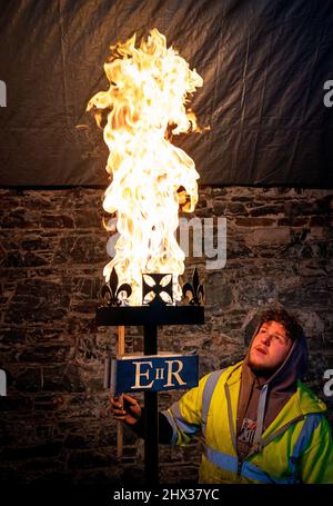 Lewis Wilde testet einen der gasbetriebenen Leuchtfeuer, die er gemacht hat und mit denen der Beginn des Platin-Jubiläums von Königin Elizabeth II. Im Juni auf der Fountain Designs-Werkstatt in Selkirk, an den Schottischen Grenzen, signalisiert werden soll. Inspiriert von den Kronjuwelen, die bei der Krönung 1953 verwendet wurden, werden die Leuchttürme zu den Tausenden gehören, die von Gemeinden, Wohltätigkeitsorganisationen und anderen Gruppen im ganzen Land und in den überseeischen Gebieten beim ersten Gemeinschaftsereignis des viertägigen Jubiläumswochenendes im Juni beleuchtet werden. Bilddatum: Mittwoch, 9. März 2022. Stockfoto