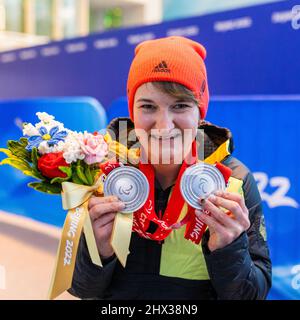 Yanqing / Medal Plaza (China) / National Alpine Center / 06.03.2022 Medaillenverleihung / para Ski Alpin: FORSTER, Anna-Lena (GER) vom BRSV Radolfzell ( Stockfoto