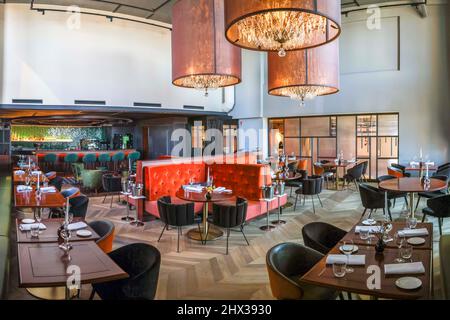 Flensburg, Deutschland. 09. März 2022. Die Tische werden im Restaurant 'das Grace' gedeckt. Das Restaurant Flensburg hat sich für seine Küche einen Stern verdient und ist jetzt im Michelin-Führer aufgeführt. Am 9. März 2022 wurden Deutschlands beste Restaurants ausgewählt. Insgesamt listet der Guide Michelin 2022 327 Gourmet-Restaurants in Deutschland auf – darunter neun drei-Sterne-Restaurants und 46 zwei-Sterne-Restaurants. Der Restaurantführer des Reifenherstellers geht am 14. März in den Handel. Quelle: Frank Molter/dpa/Alamy Live News Stockfoto