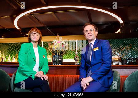 Flensburg, Deutschland. 09. März 2022. Christina (l.) und Bernd Storch, Betreiber des Hotel James, sitzen an der Bar des hoteleigenen Restaurants das Grace. Das Restaurant Flensburg hat sich mit seiner Küche einen Stern verdient und ist nun im Michelin-Führer dafür gelistet. Am 9. März 2022 wurden die besten Restaurants in Deutschland ausgewählt. Insgesamt listet der Guide Michelin 2022 327 Gourmet-Restaurants in Deutschland auf – darunter neun drei-Sterne-Restaurants und 46 zwei-Sterne-Restaurants. Der Restaurantführer des Reifenherstellers geht am 14. März in den Handel. Quelle: Frank Molter/dpa/Alamy Live News Stockfoto