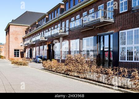 Flensburg, Deutschland. 09. März 2022. Die Sonne scheint am Eingang des Restaurants 'das Grace'. Das Restaurant Flensburg hat sich mit seiner Küche einen Stern verdient und ist nun im Michelin-Führer dafür gelistet. Am 9. März 2022 wurden die besten Restaurants in Deutschland ausgewählt. Insgesamt listet der Guide Michelin 2022 327 Gourmet-Restaurants in Deutschland auf – darunter neun drei-Sterne-Restaurants und 46 zwei-Sterne-Restaurants. Der Restaurantführer des Reifenherstellers geht am 14. März in den Handel. Quelle: Frank Molter/dpa/Alamy Live News Stockfoto