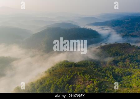 Sonnenaufgang über den Wäldern und Terrassenfeldern in Mang Den, Kon TUM Vietnam Stockfoto