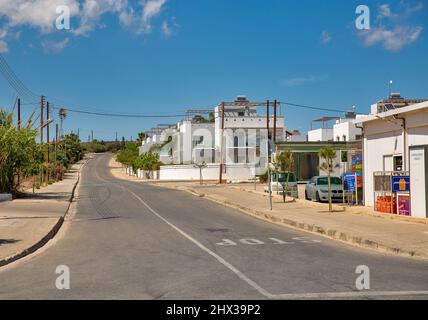 Ayia Napa, Zypern - 23. Mai 2021: Typische kleine Straße in der Innenstadt. Ayia Napa ist ein Touristenort am äußersten östlichen Ende der Südküste von Cypr Stockfoto