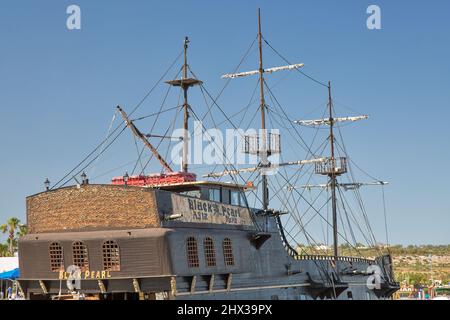 Ayia Napa, Zypern - 23. Mai 2021: Piratenyacht Black Pearl, die im Hafen festgemacht ist. Ayia Napa ist ein Touristenresort am östlichen Ende des so Stockfoto